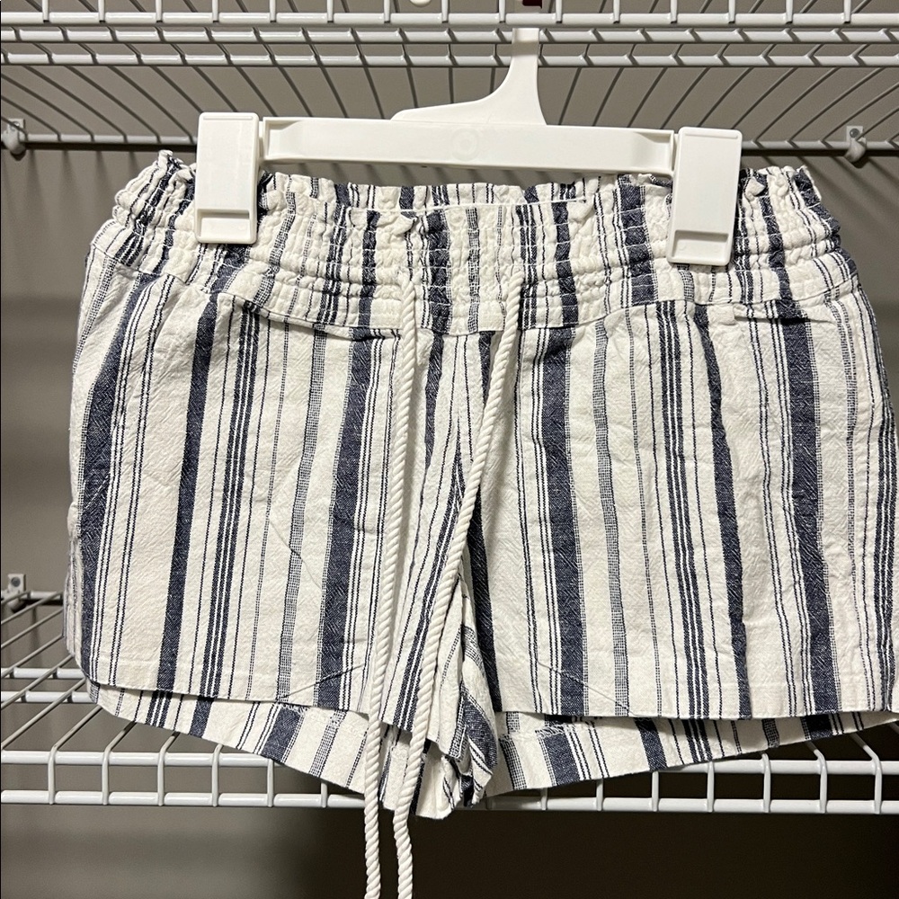 NWT * Roxy Navy and White Textured Shorts Size XS